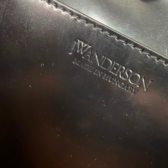 JW Anderson Die JWA Ecken-Tote-Bag aus schwarzem Leder - Image 6