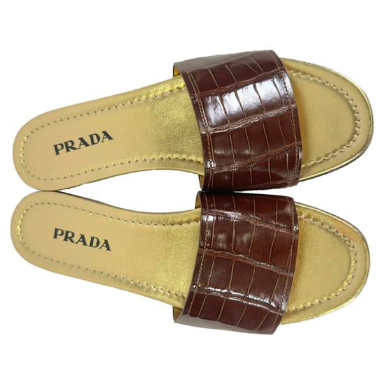 Prada Krokodilgeprägte Flachsandalen aus braunem Leder - Image 5