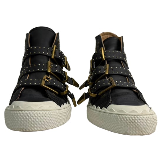 Chloé Nietenbesetzte High-Top-Sneaker aus schwarzem Leder - Image 2