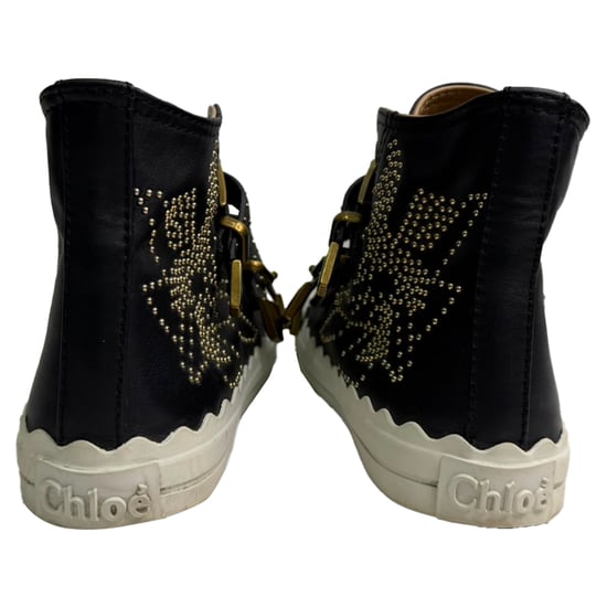 Chloé Nietenbesetzte High-Top-Sneaker aus schwarzem Leder - Image 3