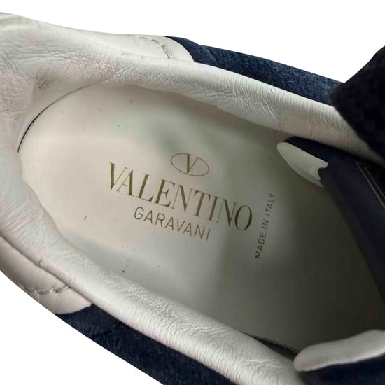 Valentino Garavani Flycrew Low-Top-Sneaker aus marineblauem Wildleder - Image 6