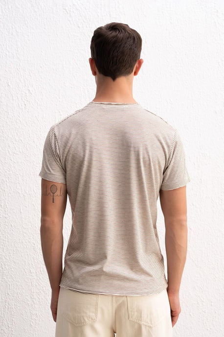 Gestreiftes Rundhals-T-Shirt mit Stickerei - Image 5