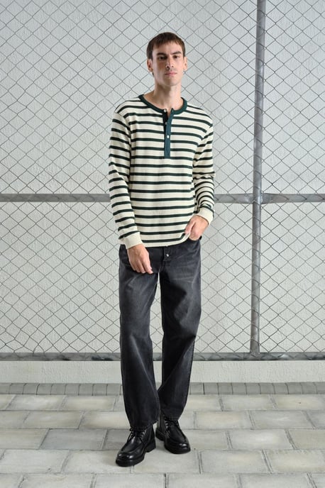 Gestreiftes Langarm-Shirt mit Rundhalsausschnitt und Knopfdetails - Image 1