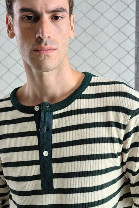 Gestreiftes Langarm-Shirt mit Rundhalsausschnitt und Knopfdetails - Image 2