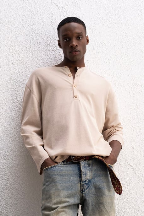 Comfort Fit Langarmshirt mit Knopfkrause - Image 1