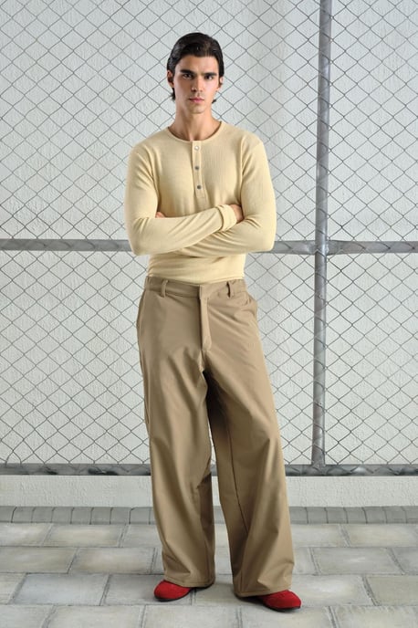 Weite Gabardine-Hosen mit Taschen - Image 1