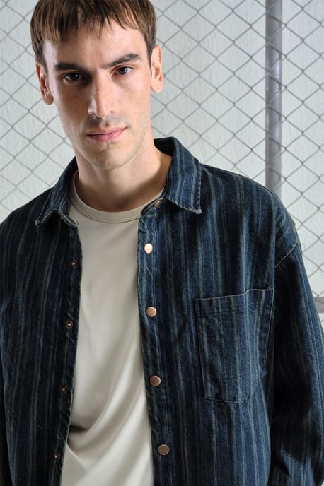 Gestreiftes Denim-Hemd mit Knopf und Tasche - Image 2