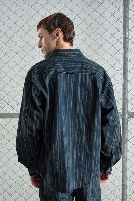 Gestreiftes Denim-Hemd mit Knopf und Tasche - Image 3