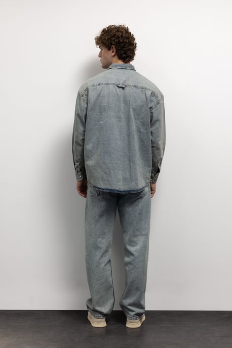 Regular Fit Denim Hemd mit Knöpfen und Tasche - Image 4
