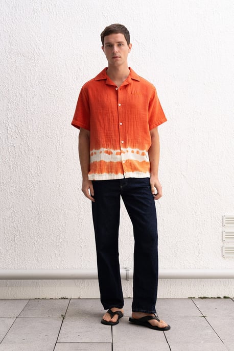 Kurzarm-T-Shirt mit Knopfverschluss im Batikdesign - Image 2