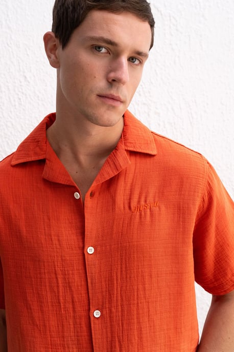 Kurzarm-T-Shirt mit Knopfverschluss im Batikdesign - Image 3