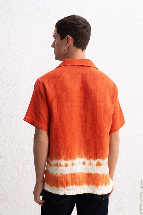 Kurzarm-T-Shirt mit Knopfverschluss im Batikdesign - Image 4