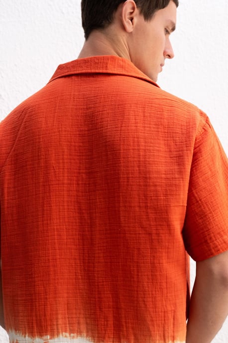 Kurzarm-T-Shirt mit Knopfverschluss im Batikdesign - Image 5