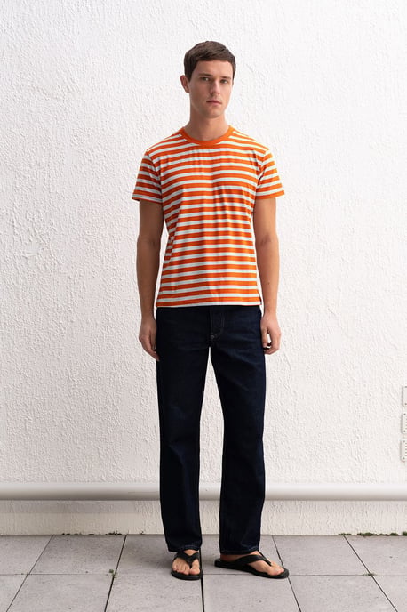 Schmal geschnittenes gestreiftes Rundhals-T-Shirt - Image 3
