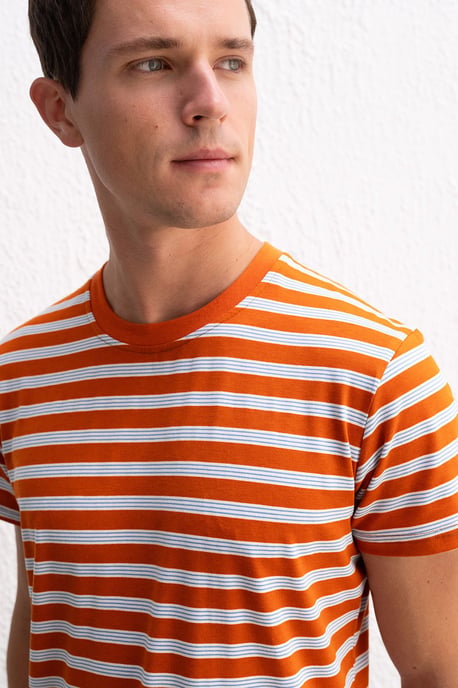Schmal geschnittenes gestreiftes Rundhals-T-Shirt - Image 4