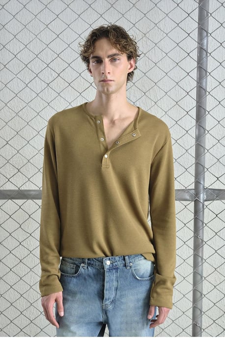 Komfort Fit Langarm Button-Down T-Shirt - Image 1
