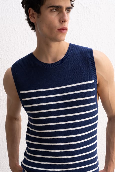 Schlankes, gestreiftes ärmelloses T-Shirt mit Rundhalsausschnitt - Image 3