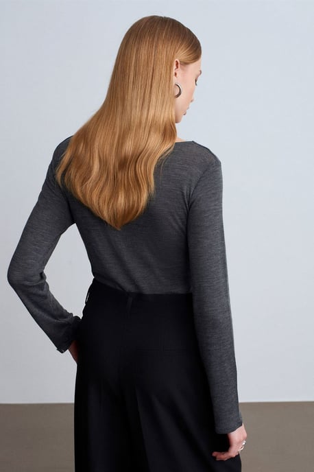 Taillierte Wollstrick-Bluse mit Rollkragen - Image 2
