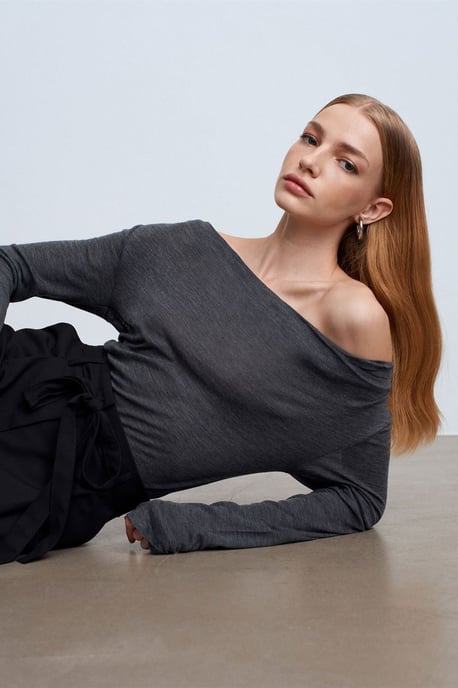 Taillierte Wollstrick-Bluse mit Rollkragen - Image 3