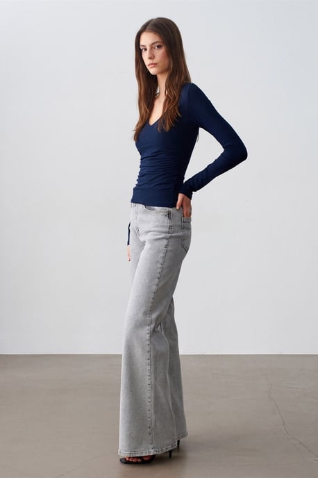 Schmale Passform V-Ausschnitt Strickbluse - Image 4