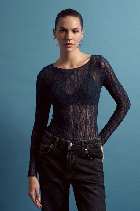 Schlank geschnittene Spitze Bootsausschnitt-Bluse - Image 1