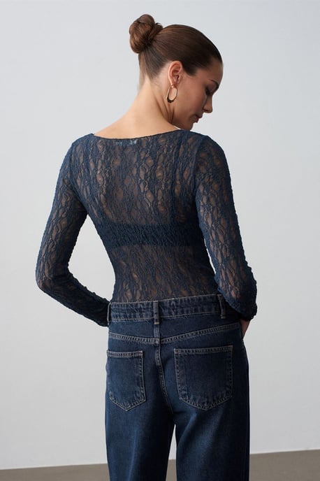 Schlank geschnittene Spitze Bootsausschnitt-Bluse - Image 3