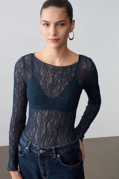 Schlank geschnittene Spitze Bootsausschnitt-Bluse - Image 4