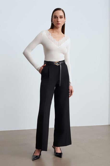 Slim Fit V-Ausschnitt Spitzenbluse - Image 4