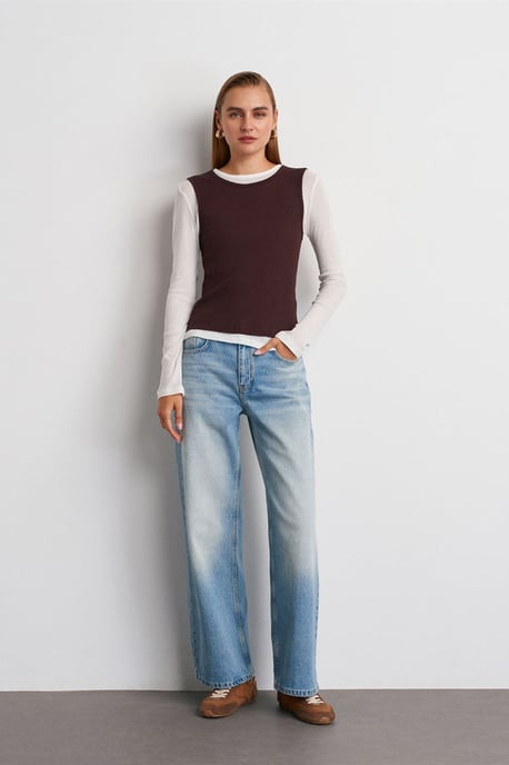 Taillierte Baumwollbluse mit Rundhalsausschnitt und langen Ärmeln - Image 5