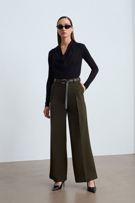Schlank geschnittene Wollbluse mit Kapuze - Image 3