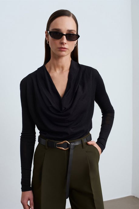 Schlank geschnittene Wollbluse mit Kapuze - Image 4