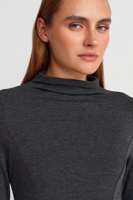 Fitted Halb-Turtleneck Peplum Bluse - Image 3