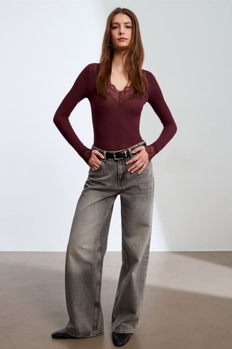 Schmal geschnittene V-Ausschnitt Spitze Bluse - Image 1