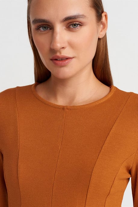 Taillierte Strukturstrick-Peplum-Bluse - Image 3