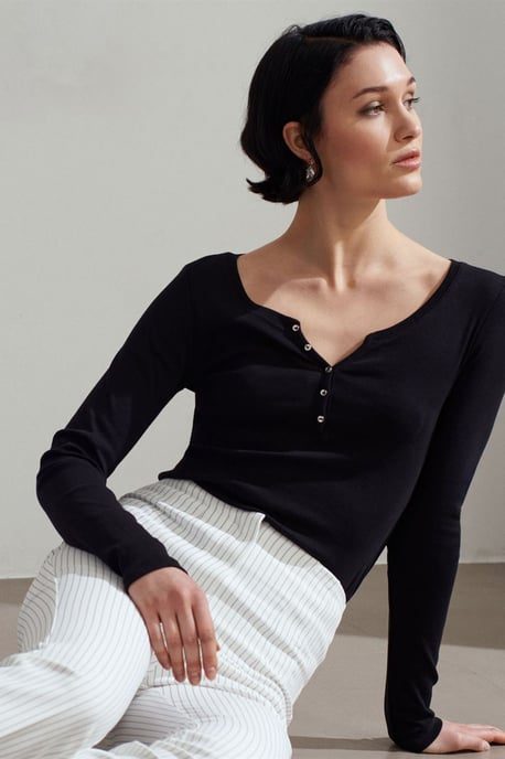 Schmal geschnittene Baumwollbluse mit langen Ärmeln und Knopfleiste - Image 1