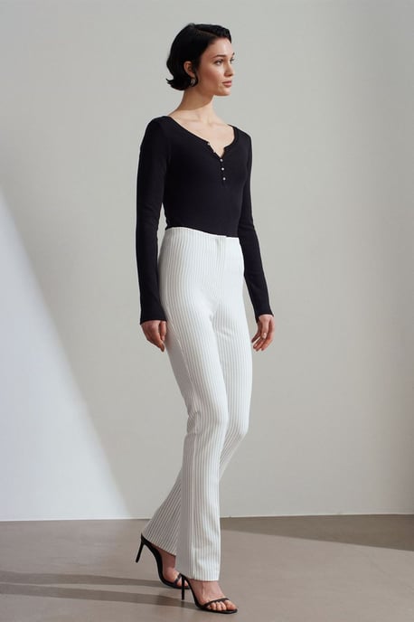 Schmal geschnittene Baumwollbluse mit langen Ärmeln und Knopfleiste - Image 4