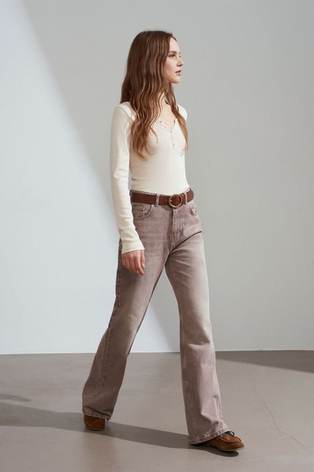Slim Fit Baumwollbluse mit langen Ärmeln und Knopfleiste - Image 4