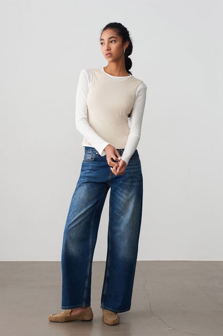 Taillierte Baumwollbluse mit Rundhalsausschnitt und langen Ärmeln - Image 4