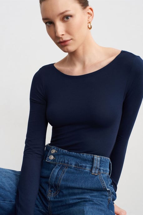 Schmal geschnittenes Bodysuit mit Bootsausschnitt - Image 1