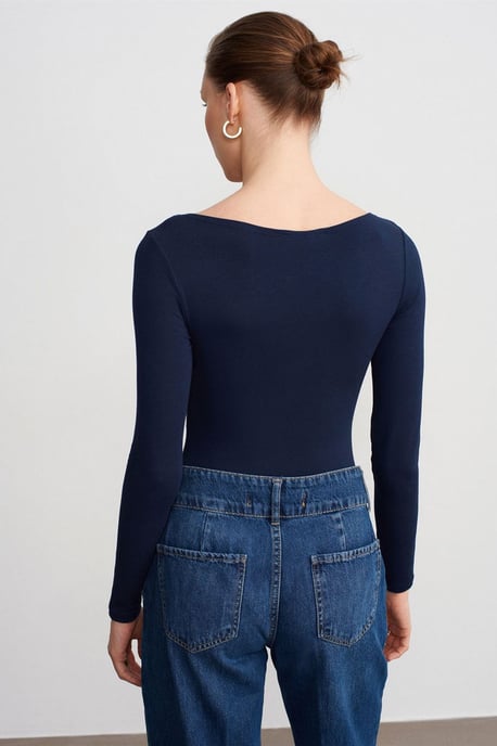 Schmal geschnittenes Bodysuit mit Bootsausschnitt - Image 2