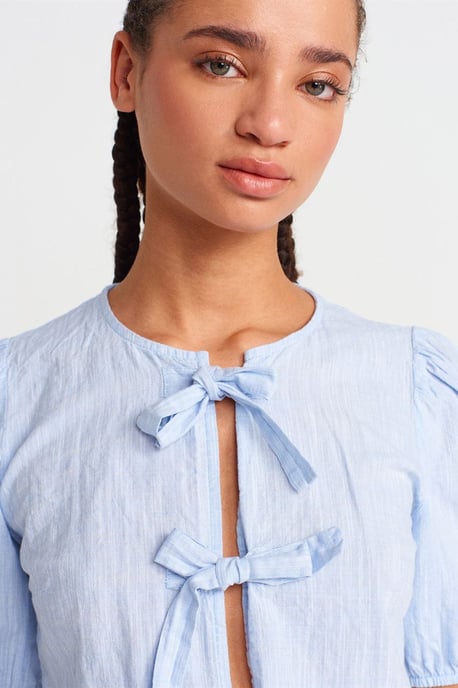 Damen-Crop-Bluse mit Schleifendetail - Image 3