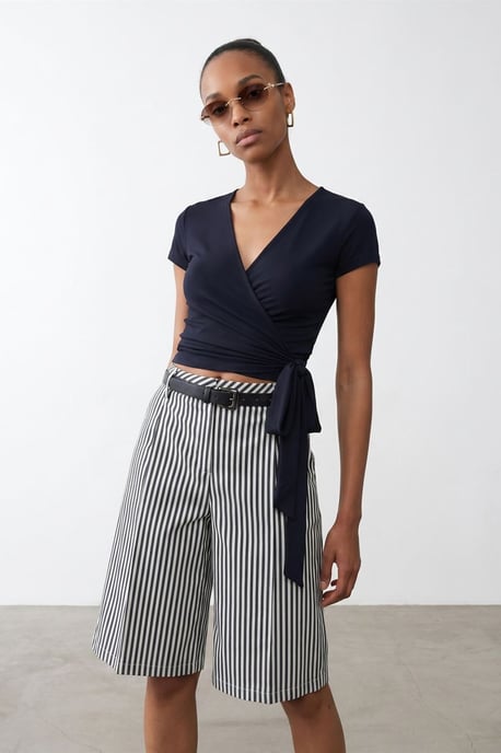 Crop-Wrap-Bluse mit Bindegürtel - Image 2