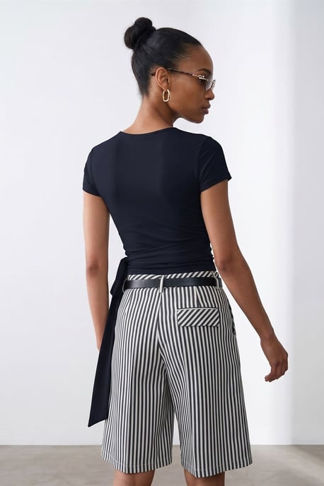 Crop-Wrap-Bluse mit Bindegürtel - Image 3