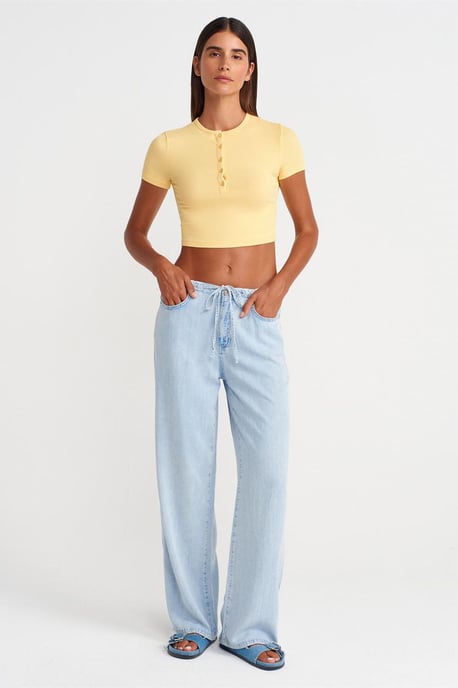 Slim Fit Kurzbluse mit Knöpfen - Image 4