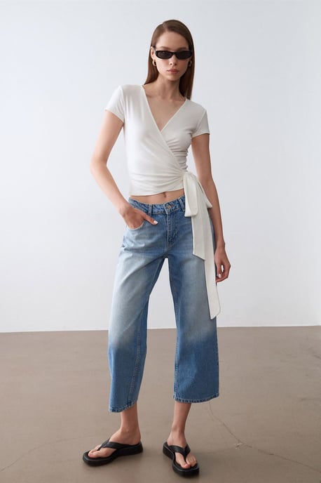 Crop-Wrap-Bluse mit Bindungsdetail - Image 3