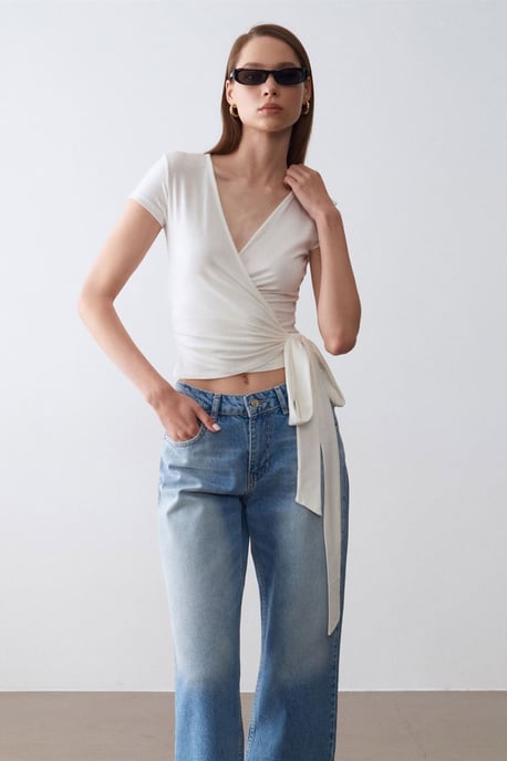 Crop-Wrap-Bluse mit Bindungsdetail - Image 4