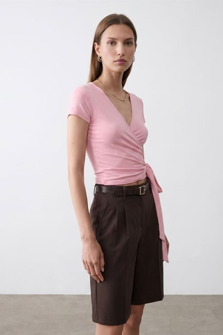 Crop-Wrap-Bluse mit Bindegürtel - Image 2