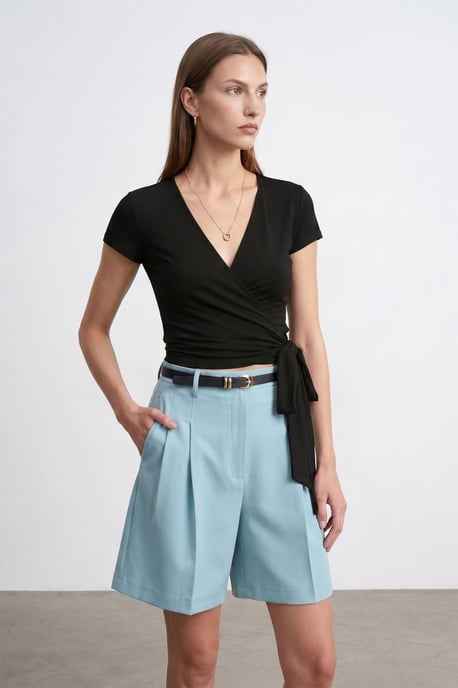 Crop-Wrap-Bluse mit Bindegürtel - Image 3