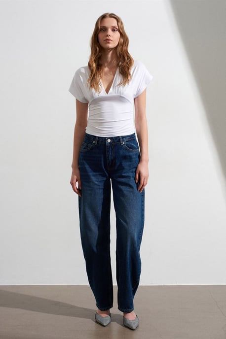 Schlanke Passform V-Ausschnitt Bluse mit Krawatten Detail - Image 4