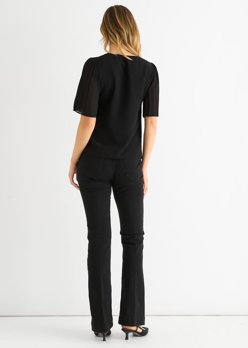 Schwarzes Oberteil mit Chiffon-Plisseeärmeln und V-Ausschnitt - Image 4